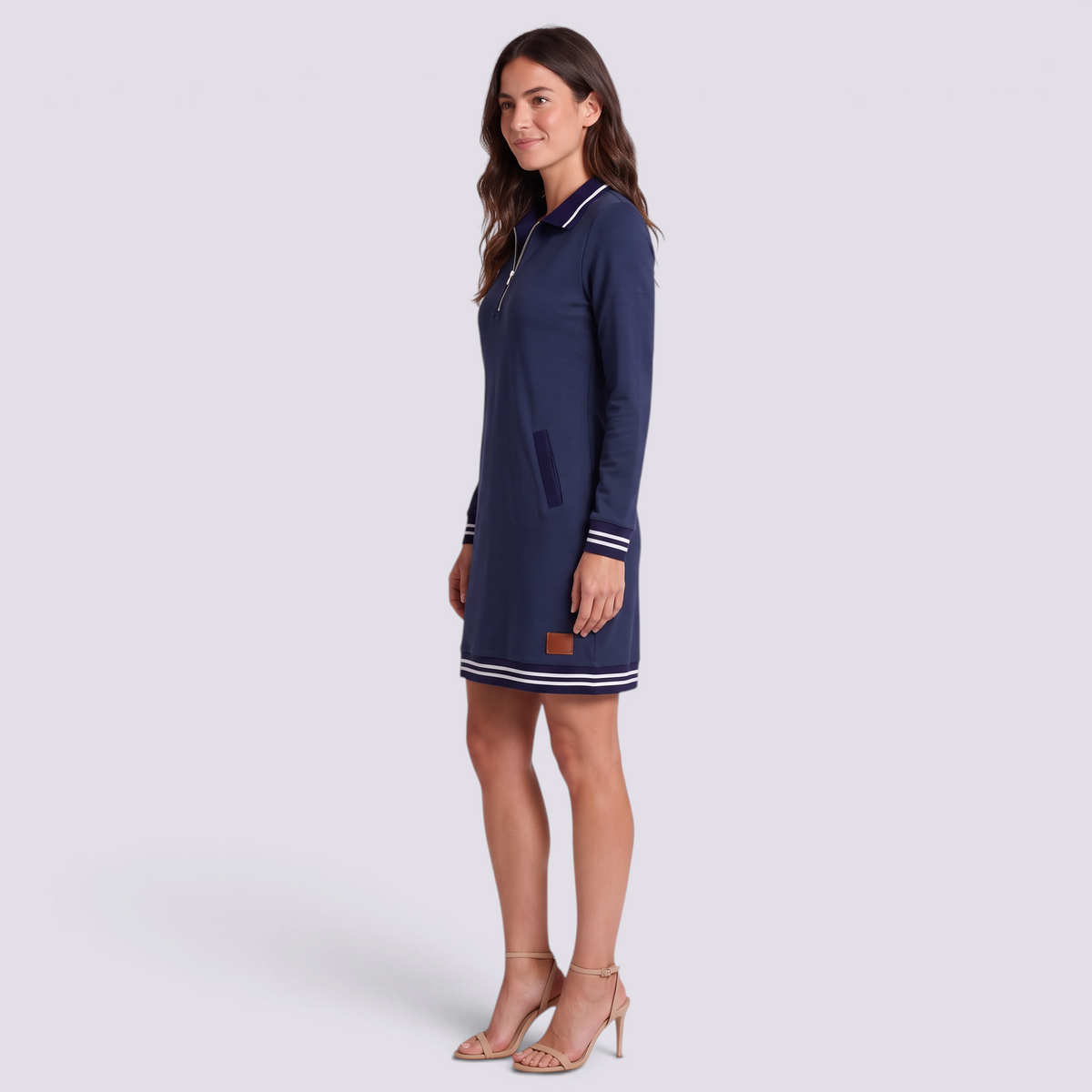 Vestido polo de mujer con media cremallera y bolsillos color azul marino, manga larga y cuello polo, vista lateral