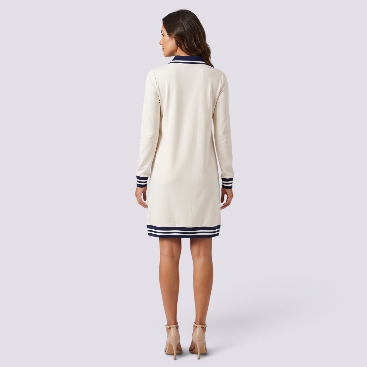 Vestido polo de mujer con media cremallera y bolsillos color beige, manga larga y cuello polo, vista trasera