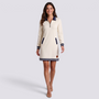 Vestido polo de mujer con media cremallera y bolsillos color beige, manga larga y cuello polo, vista frontal
