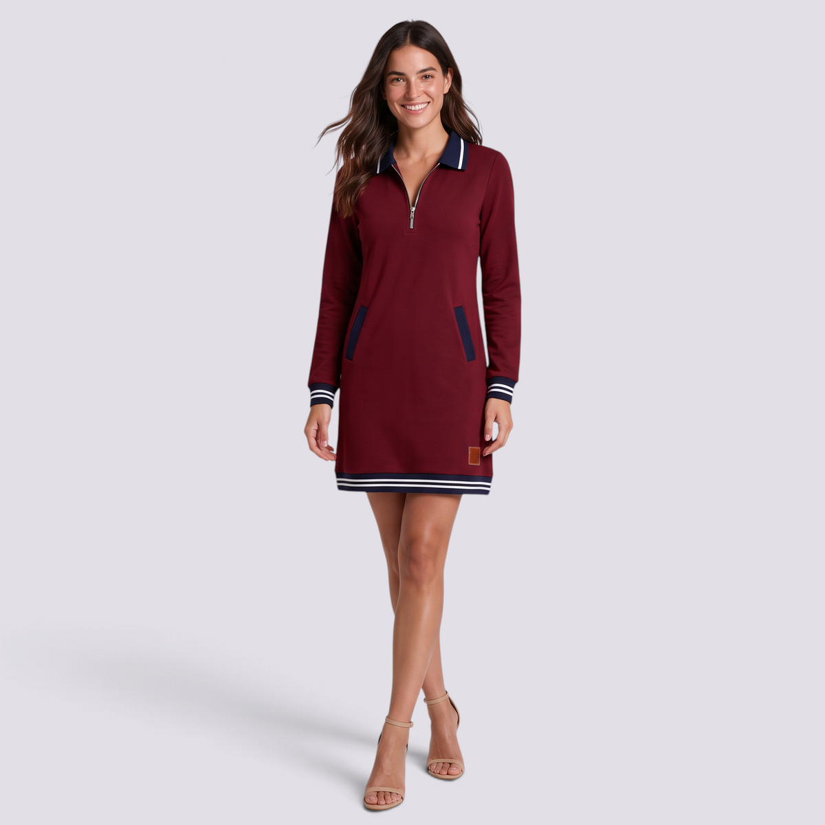Vestido polo de mujer con media cremallera y bolsillos color burdeos, manga larga y cuello polo, vista frontal