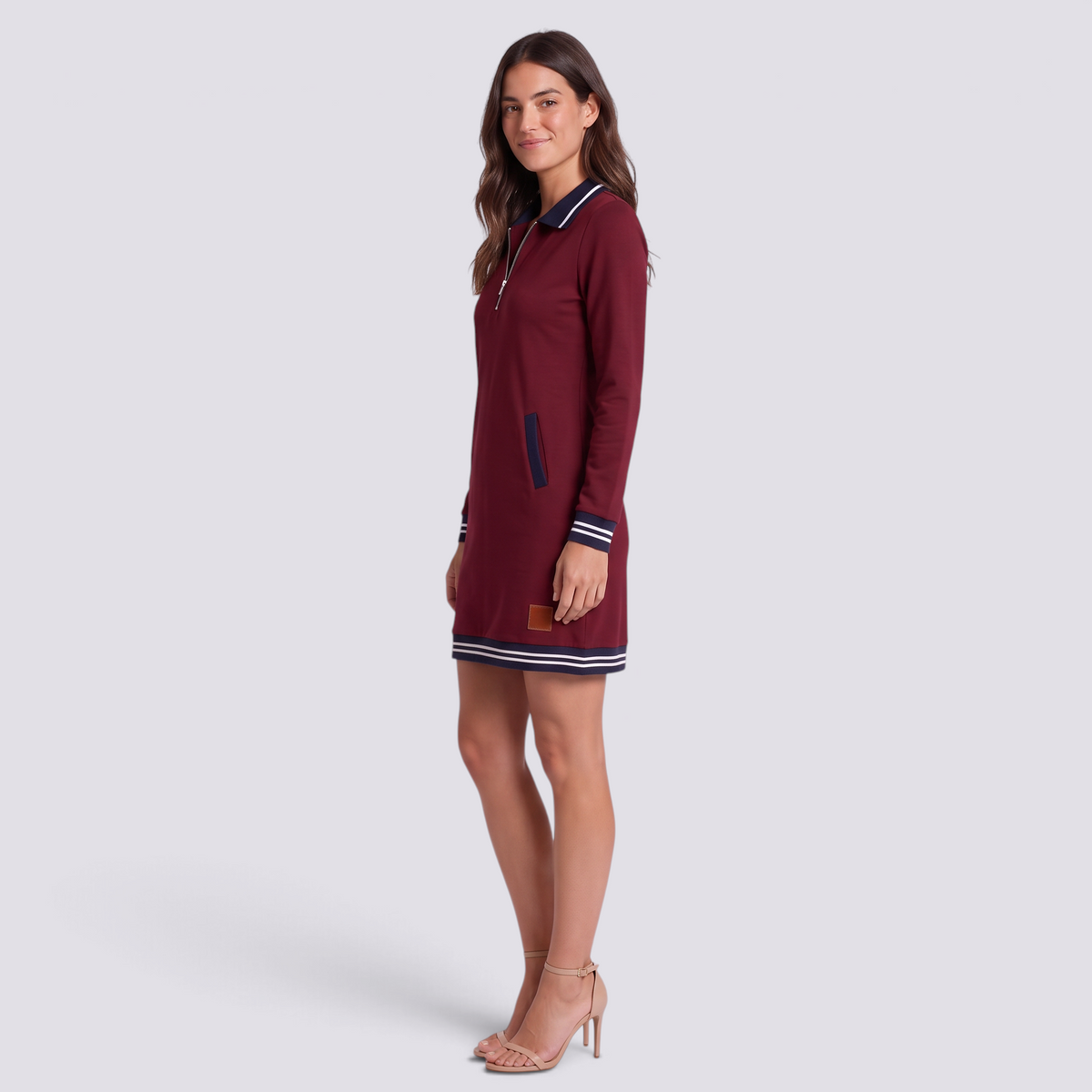 Vestido polo de mujer con media cremallera y bolsillos color burdeos, manga larga y cuello polo, vista lateral