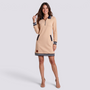 Vestido polo de mujer con media cremallera y bolsillos color caqui, manga larga y cuello polo, vista frontal