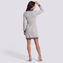Vestido polo de mujer con media cremallera y bolsillos color gris, manga larga y cuello polo, vista trasera