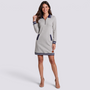 Vestido polo de mujer con media cremallera y bolsillos color gris, manga larga y cuello polo, vista frontal