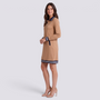 Vestido polo de mujer con media cremallera y bolsillos color marrón claro, manga larga y cuello polo, vista lateral
