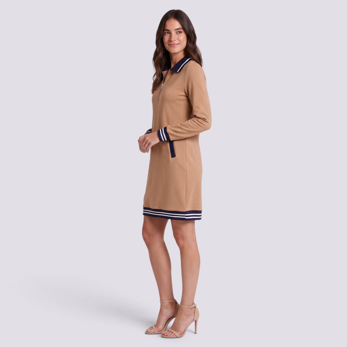 Vestido polo de mujer con media cremallera y bolsillos color marrón claro, manga larga y cuello polo, vista lateral
