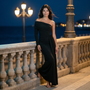 Vestido de noche mujer un hombro manga larga, imagen de estilo de vida en paseo marítimo