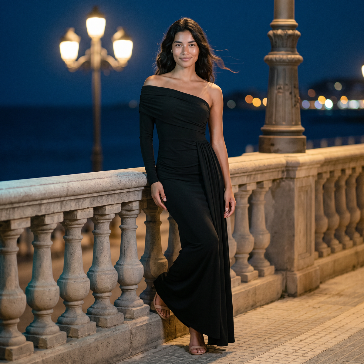 Vestido de noche mujer un hombro manga larga, imagen de estilo de vida en paseo marítimo