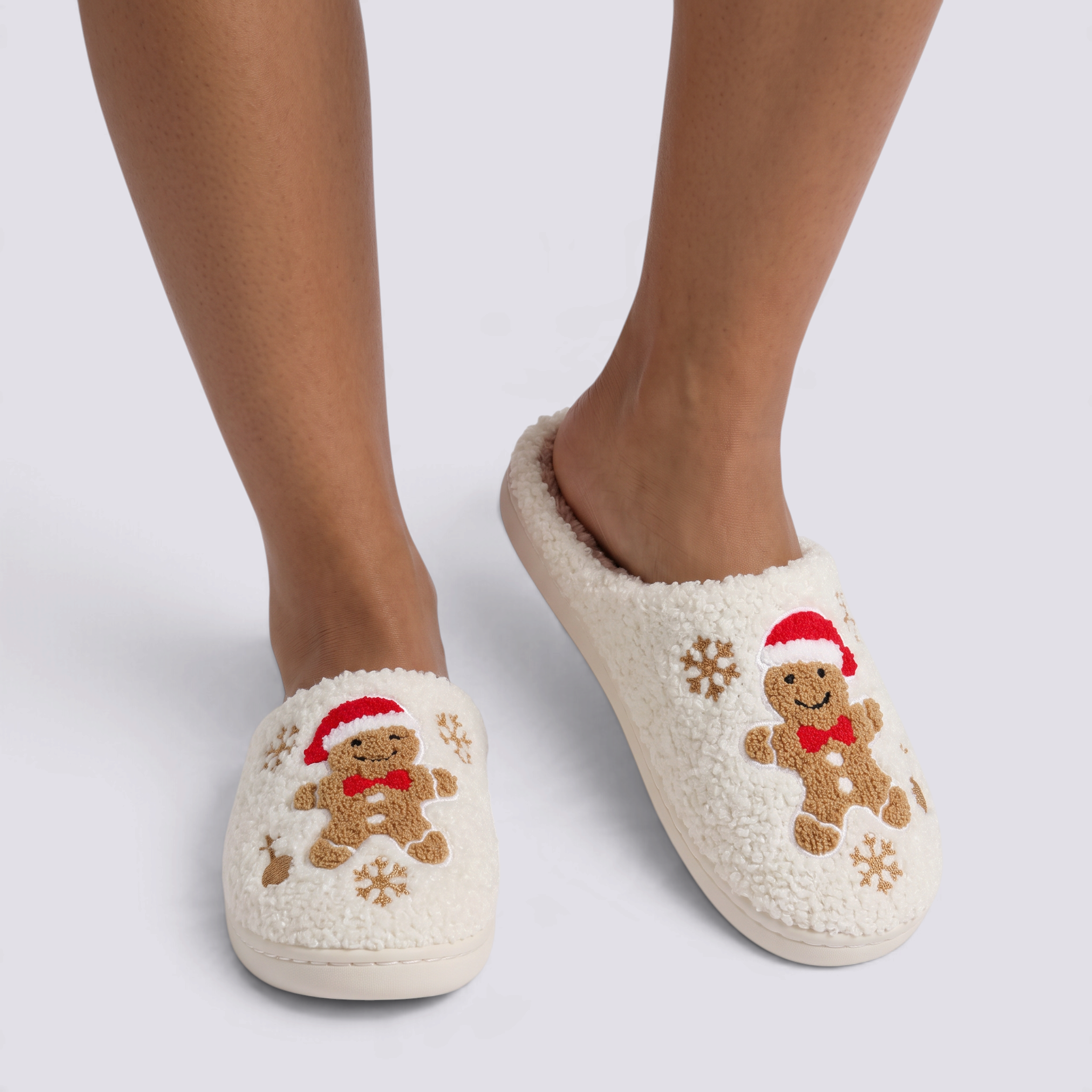 Zapatillas de casa mujer con hombre de jengibre navideño bordado y tacto borreguito, vista frontal