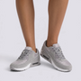 Zapatillas deportivas mujer con cámara de aire en gris, vista frontal