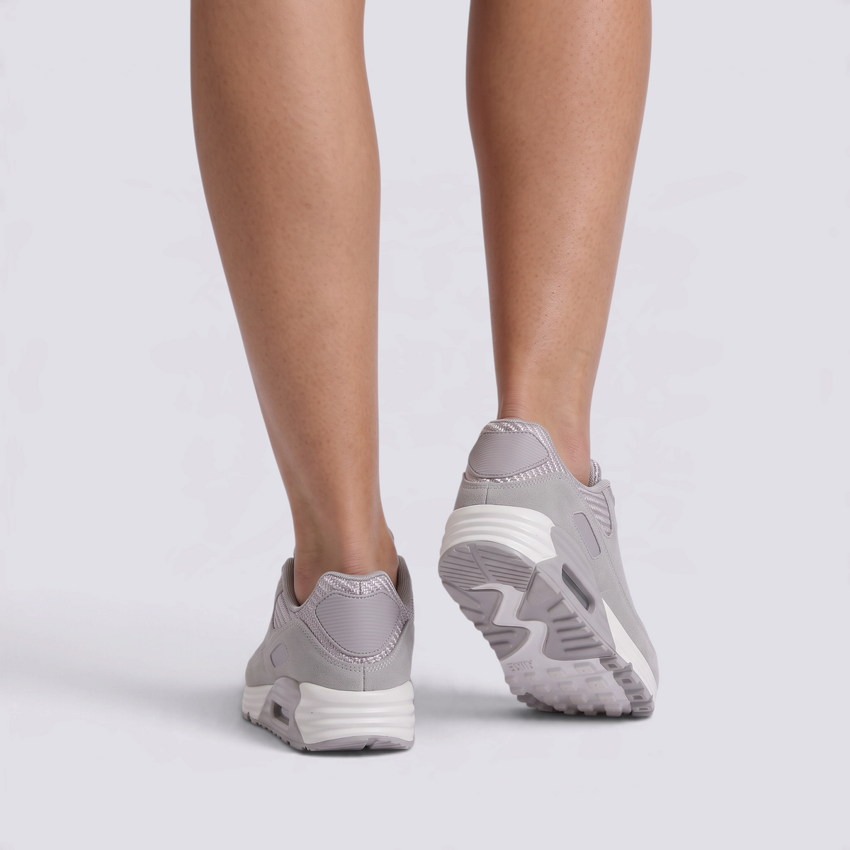 Zapatillas deportivas mujer con cámara de aire en gris, vista trasera