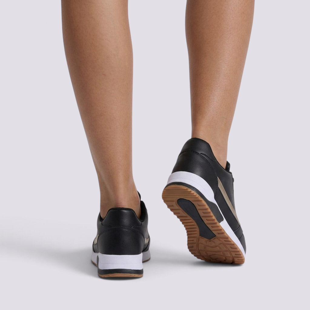 Zapatillas deportivas mujer con detalle metalizado negro vista trasera