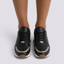 Zapatillas deportivas mujer con detalle metalizado negro vista frontal