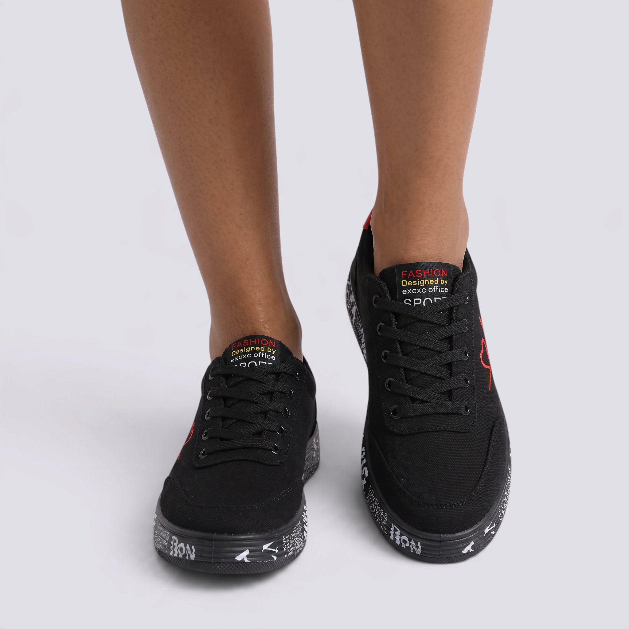 Zapatillas de lona mujer con estampado de corazón en negro, vista frontal