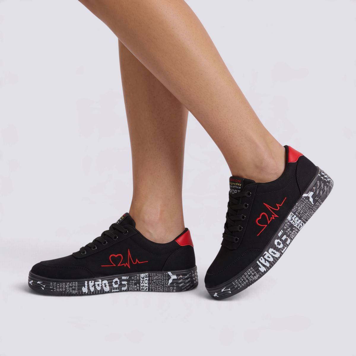 Zapatillas de lona mujer con estampado de corazón en negro, vista lateral