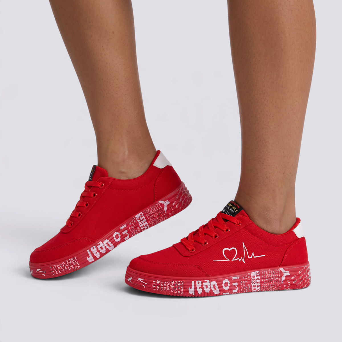 Zapatillas de lona mujer con estampado de corazón en rojo, vista lateral