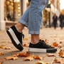 Zapatillas mujer efecto ante negro en la calle en otoño