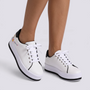 Zapatillas plataforma de mujer con bordado floral en blanco con detalles negros, vista frontal