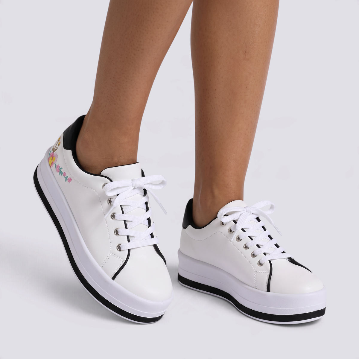 Zapatillas plataforma de mujer con bordado floral en blanco con detalles negros, vista frontal