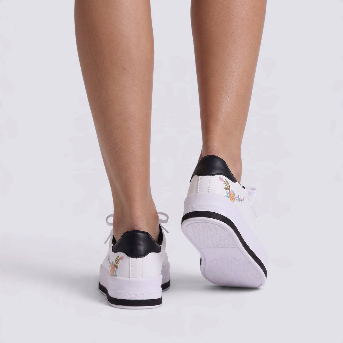 Zapatillas plataforma de mujer con bordado floral en blanco con detalles negros, vista trasera