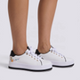 Zapatillas plataforma de mujer con bordado floral en blanco con detalles negros, vista lateral