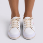Zapatillas plataforma de mujer con bordado floral en blanco con detalles dorados, vista frontal