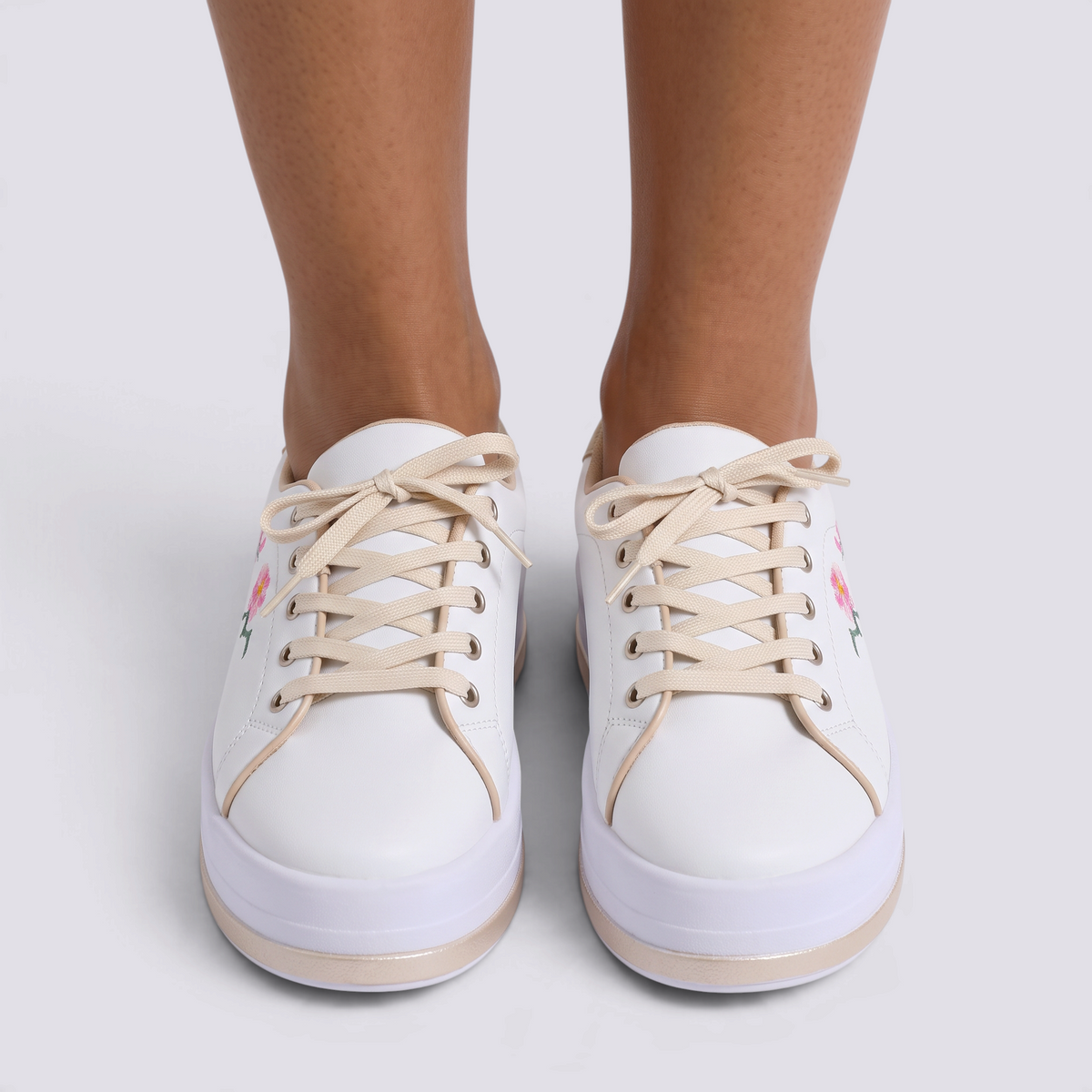 Zapatillas plataforma de mujer con bordado floral en blanco con detalles dorados, vista frontal