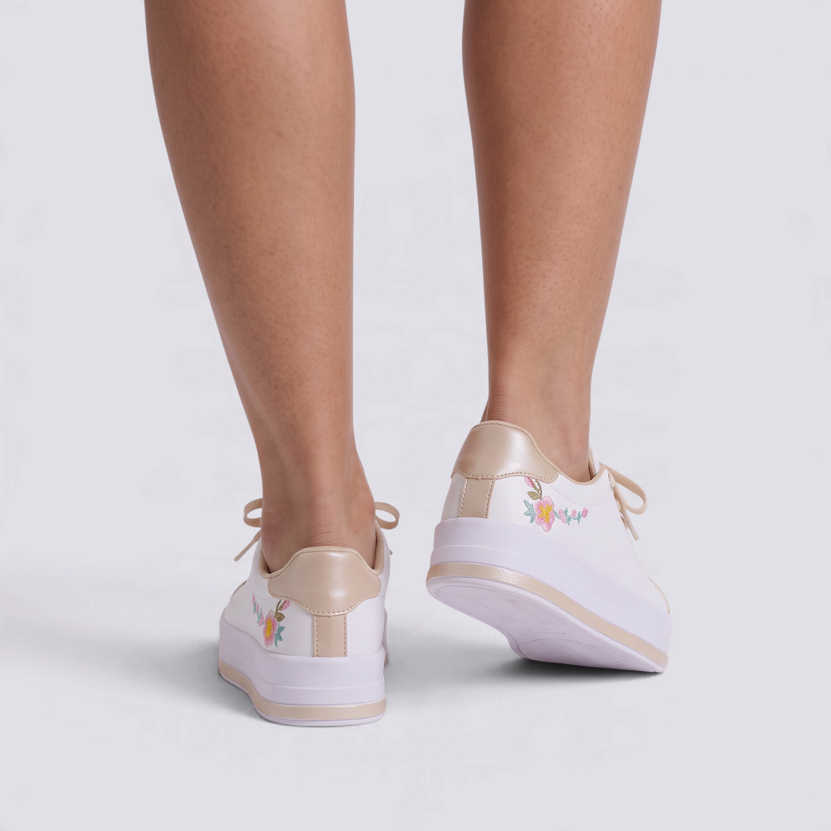 Zapatillas plataforma de mujer con bordado floral en blanco con detalles dorados, vista trasera