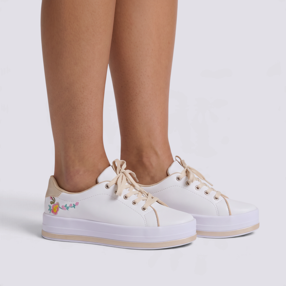 Zapatillas plataforma de mujer con bordado floral en blanco con detalles dorados, vista lateral
