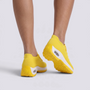Zapatillas deportivas mujer plataforma tipo calcetín en amarillo, vista trasera