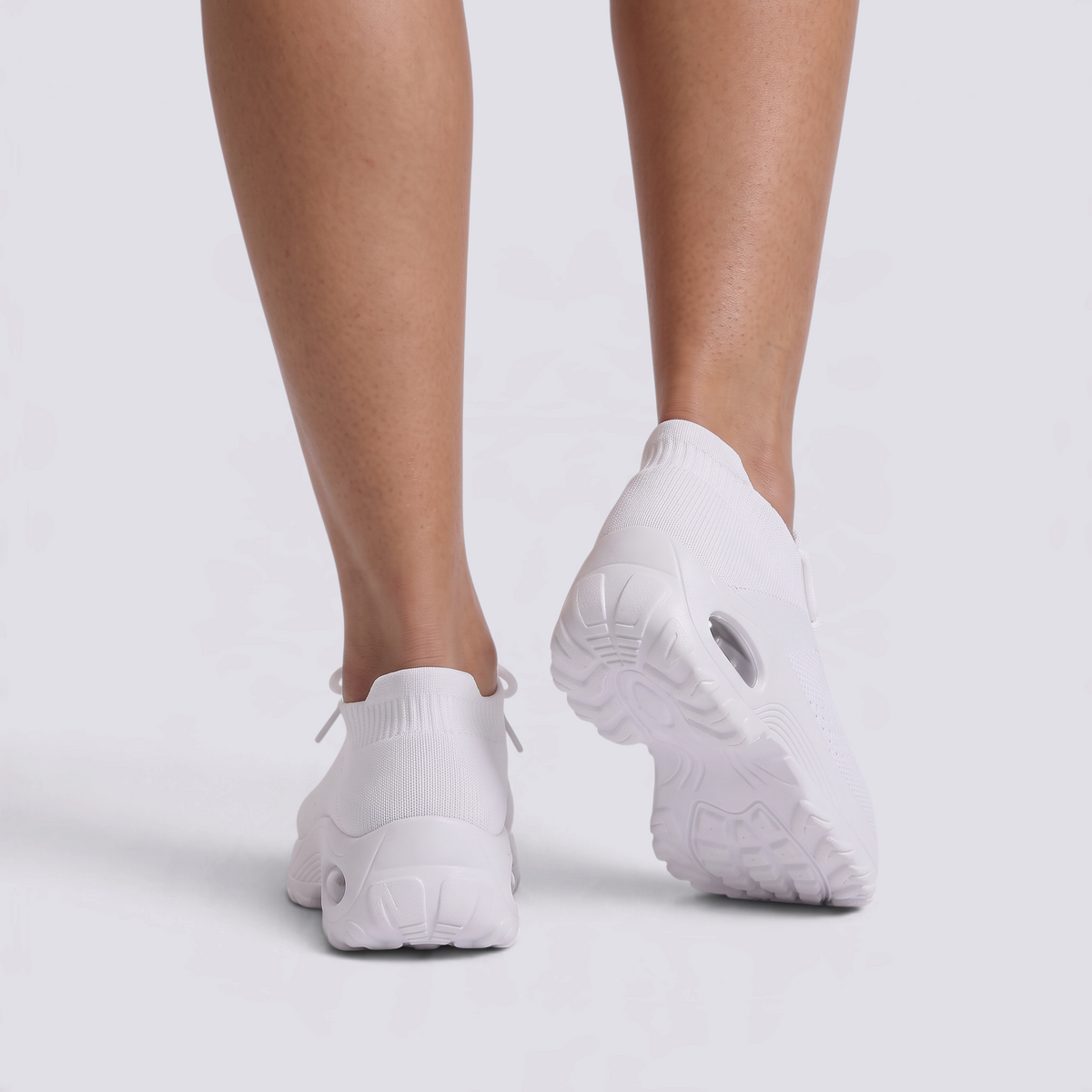 Zapatillas deportivas mujer plataforma tipo calcetín en blanco, vista trasera