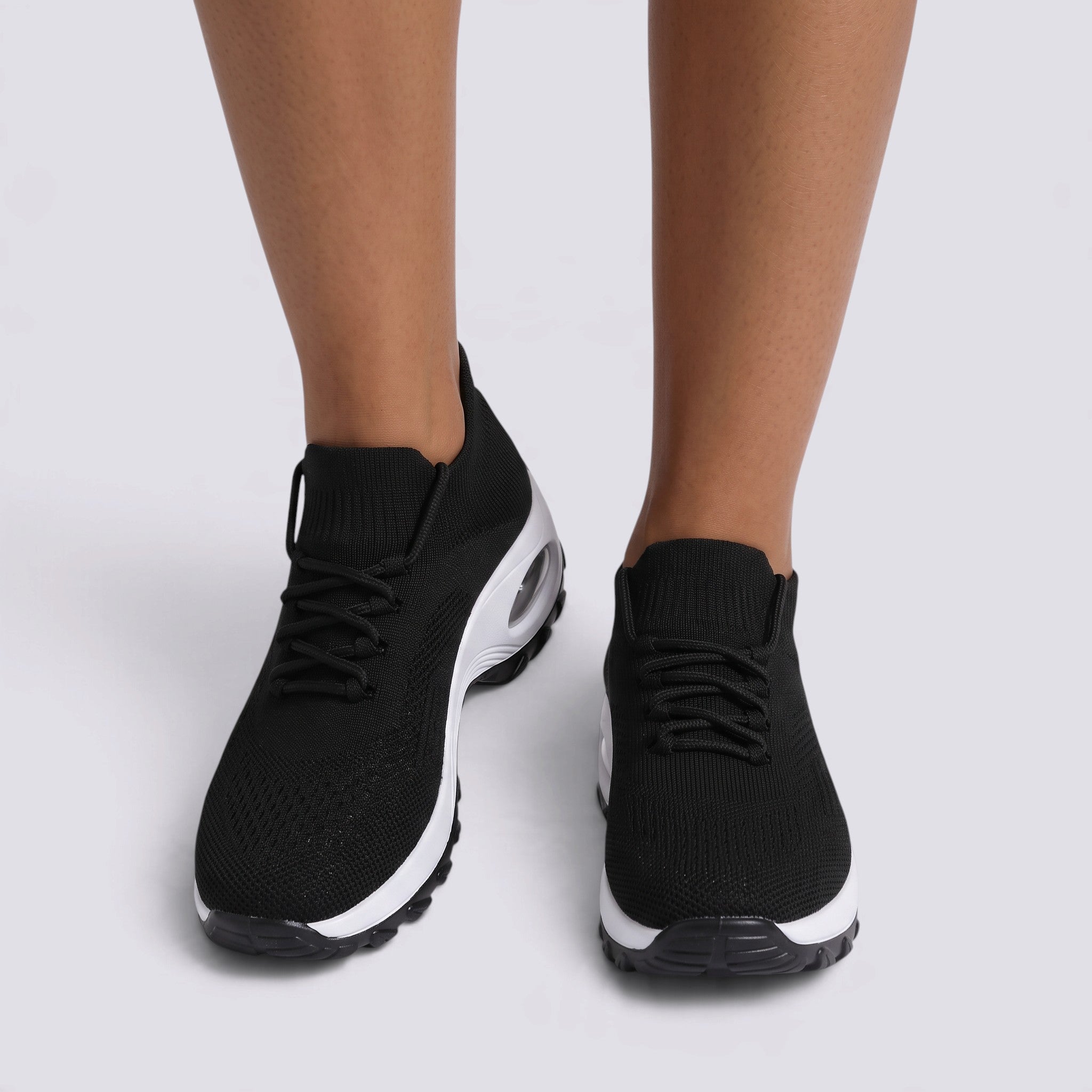 Zapatillas deportivas mujer plataforma tipo calcetín en negro y blanco, vista frontal