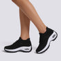 Zapatillas deportivas mujer plataforma tipo calcetín en negro y blanco, vista lateral