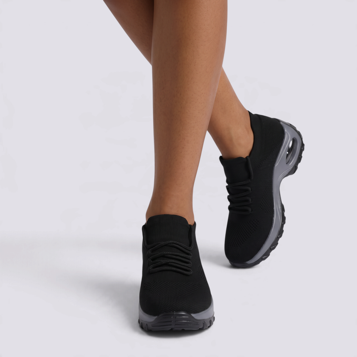 Zapatillas deportivas mujer plataforma tipo calcetín en negro y gris, vista frontal