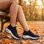 Zapatillas deportivas mujer plataforma tipo calcetín en un banco de parque en otoño