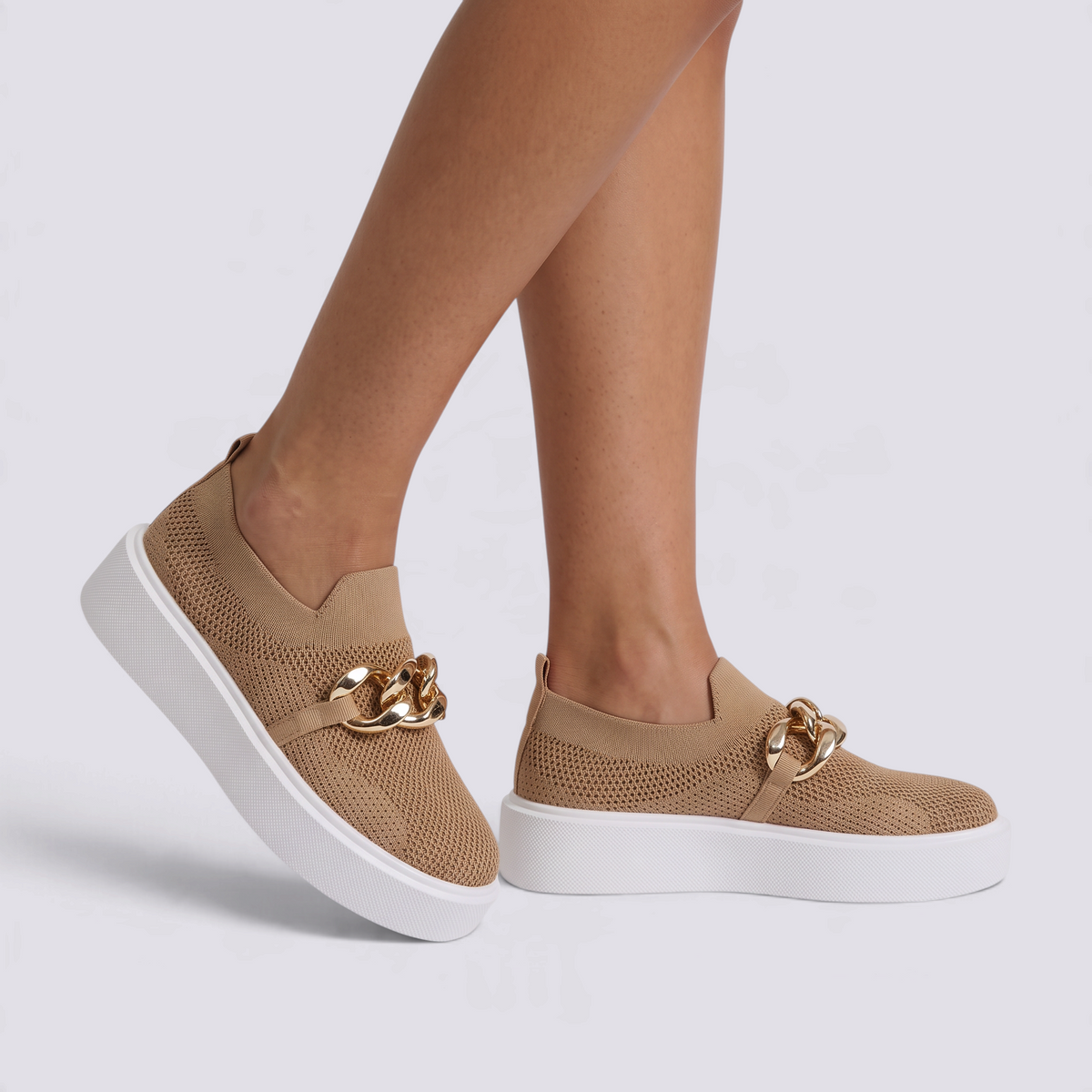 Zapatillas slip-on mujer color caqui con plataforma y cadena dorada, vista lateral