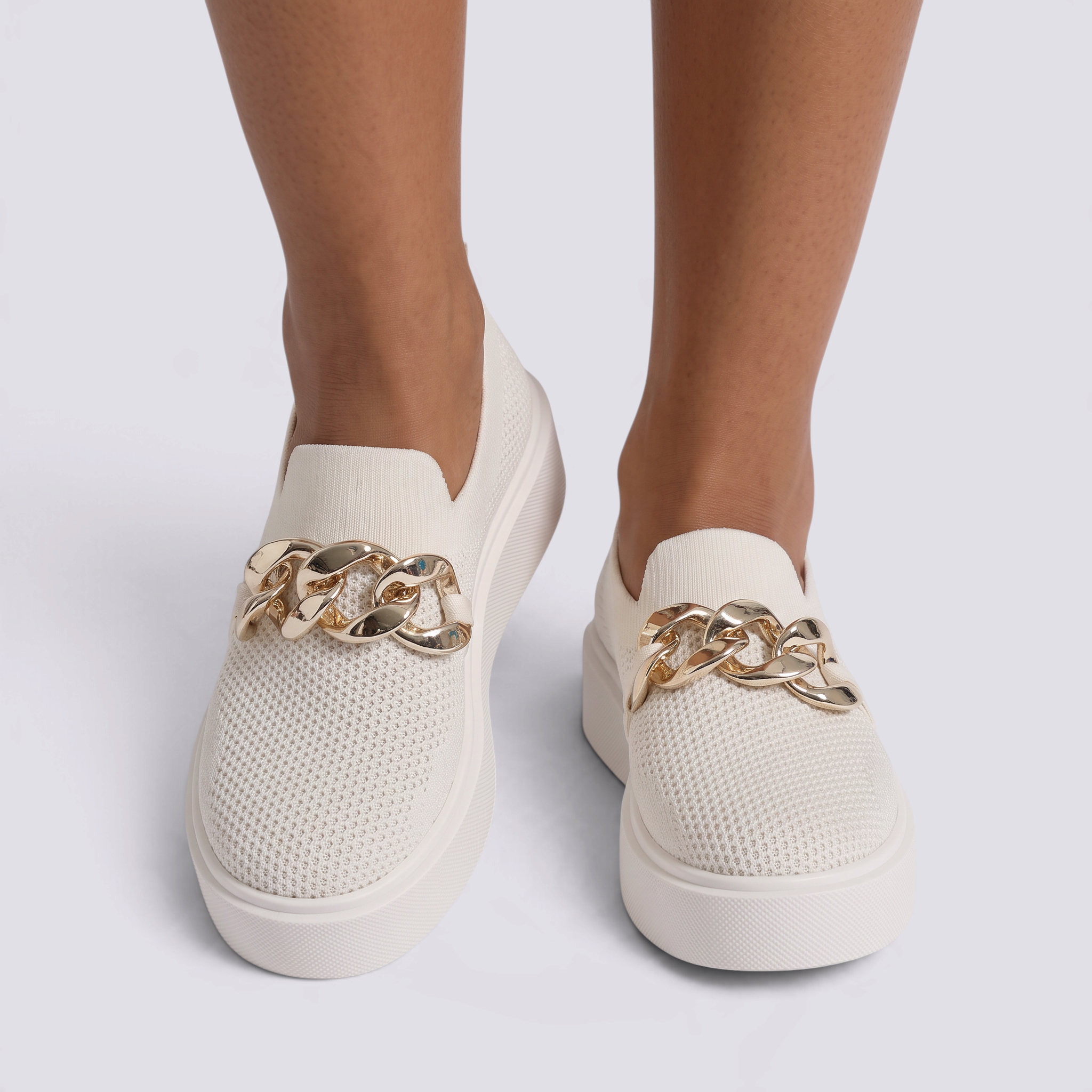 Zapatillas slip-on mujer blancas con plataforma y cadena dorada, vista frontal