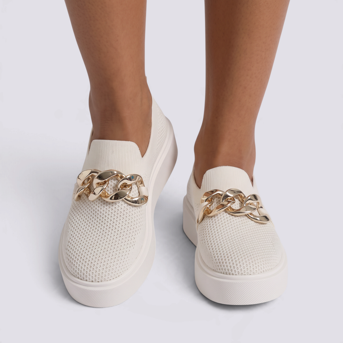 Zapatillas slip-on mujer blancas con plataforma y cadena dorada, vista frontal