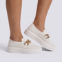 Zapatillas slip-on mujer blancas con plataforma y cadena dorada, vista lateral