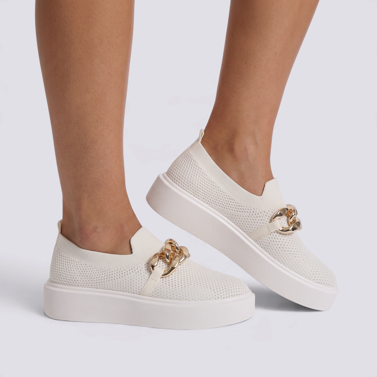 Zapatillas slip-on mujer blancas con plataforma y cadena dorada, vista lateral