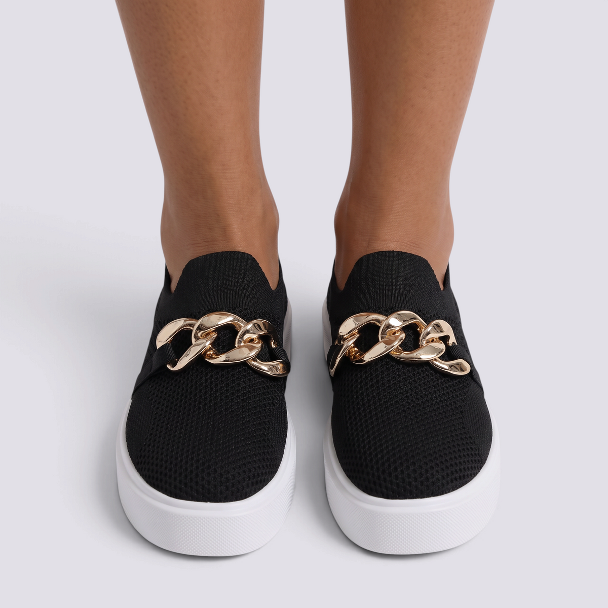 Zapatillas slip-on mujer negras con plataforma y cadena dorada, vista frontal