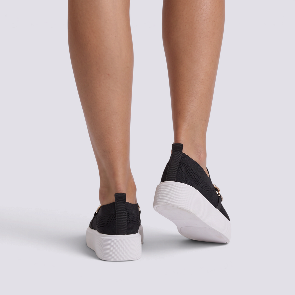 Zapatillas slip-on mujer negras con plataforma, vista trasera