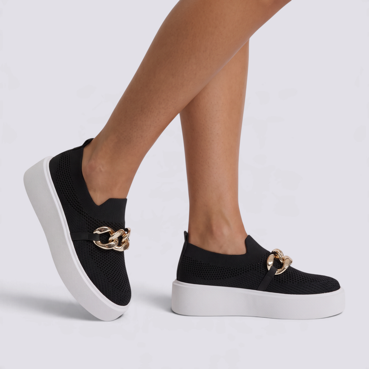Zapatillas slip-on mujer negras con plataforma y cadena dorada, vista lateral