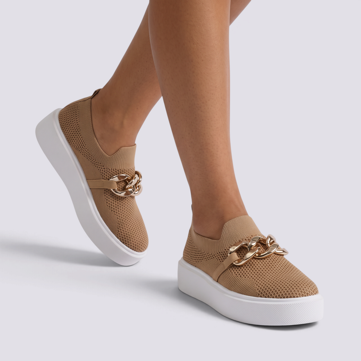 Zapatillas slip-on mujer color caqui con plataforma y cadena dorada, vista frontal