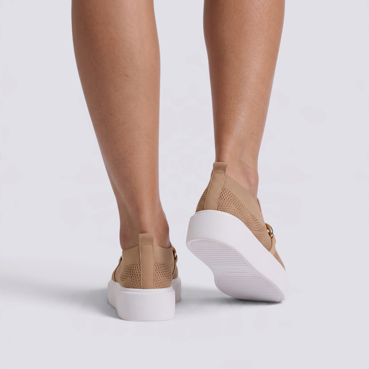 Zapatillas slip-on mujer color caqui con plataforma, vista trasera